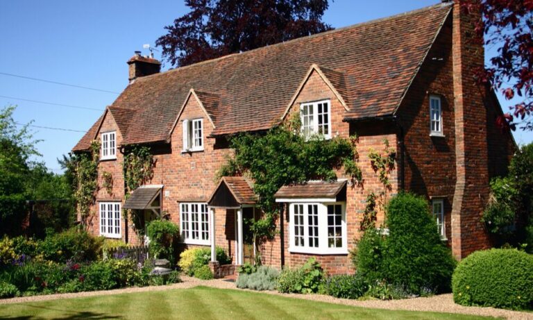 Traditional red brick family homes in Tilehurst RG31 with gardens and village surroundings Image Title: tilehurst-rg31-family-homes