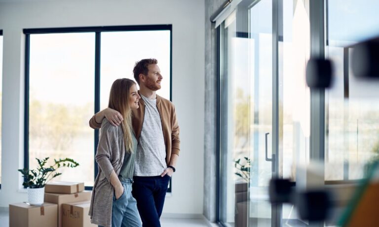 Couple viewing a modern home in Tilehurst RG31